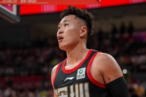 中规中矩！贺希宁半场6中3拿到8分2板1断 3次犯规