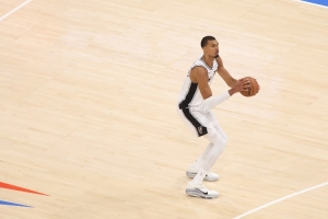 苏群：马刺对文班的使用有问题&应多去内线 还要压缩科内特的时间