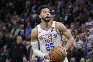 状态不佳！阿杰伊·米切尔半场5中1仅拿2分5篮板1助攻 2次失误