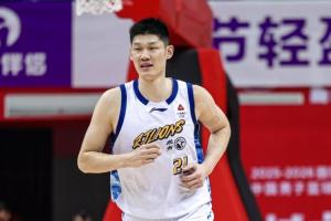 定海神针！胡金秋11中7贡献15分8板 其中6前场板