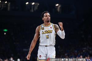 打上海有一套？小巴里·布朗近两个赛季对阵上海三场场均轰41.6分
