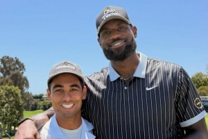 笑容满面！网友晒今日与詹姆斯在高尔夫球场的合影