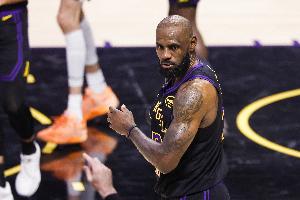 Windhorst：詹姆斯不准备接受巨幅降薪 骑士拆双塔可能得到詹姆斯赛事报道