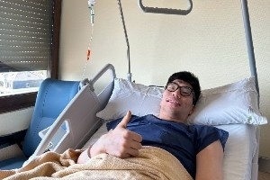 早日回归！余嘉豪社媒晒康复照：修理中… 不要走开 马上回来！