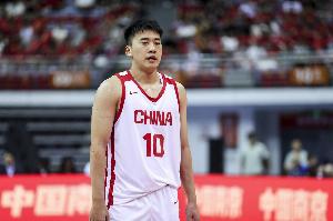 媒体人：男篮下半场展示了不俗的冲抢板和单打能力 前场板赢了8个