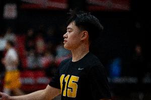 媒体人：赵维伦的表现可圈可点 关键3分&罚球可看出他的自信&果决