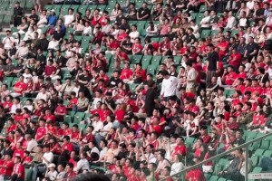 气氛紧张！实拍：河南队替补席与工体国安球迷在比赛中发生小摩擦